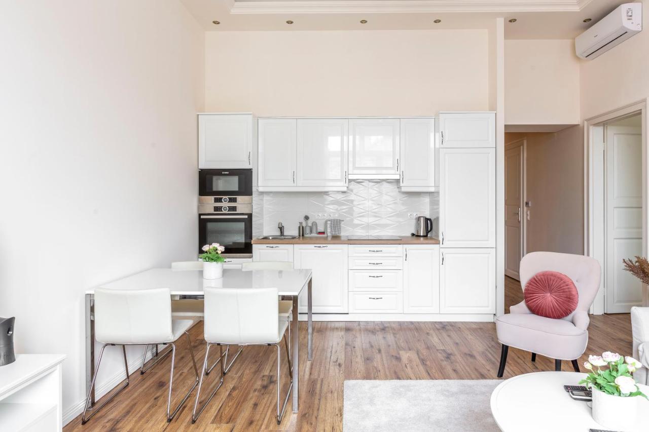 Luxurious Central Apartment In Liszt Ferenc Square บูดาเปสต์ ภายนอก รูปภาพ